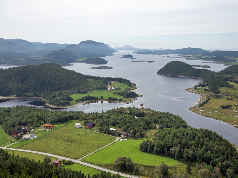 Utsikt fra fjellet Mælanakken - Rotnes gård midt på bildet